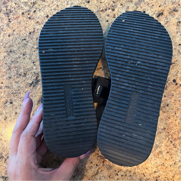 Kenneth Cole Perry Wedge Sandals. Size 5.5 - Picture 8 of 8